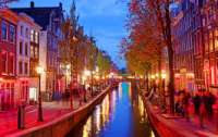 Несоблюдение соцдистанции: В Амстердаме закрыли улицы в Квартале красных фонарей