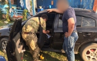 Инспектор-взяточник на Одесщине уходя от погони выбросил 170 тыс. гривен из окна машины