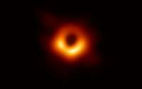 Нові знімки гігантської чорної діри показали обертання кільця плазми (ФОТО)