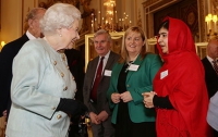 Королева Елизавета II встретилась с 16-летней правозащитницей