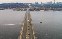 В Киеве на мосту Патона на месяц ограничат движение