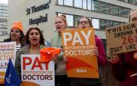 В Британии бастуют 50 тысяч врачей-стажеров
