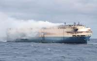 У Азорских островов горит судно с 4 тыс. люксовых автомобилей на борту