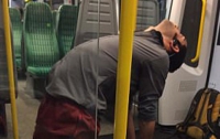 Мужчина занялся йогой в вагоне лондонского метро