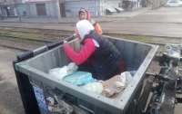 Женщину чуть не увезли на мусорную свалку, она спряталась в мусорном баке (фото)