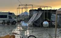 Тисячі учасників фестивалю Burning Man заблоковані в пустелі через дощі (відео)