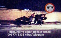 ДТП в Киеве: легковой автомобиль буквально разорвало о столб
