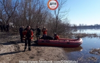 В Киеве перевернулась лодка: Спасатели ищут трех человек