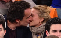 Саркози одаривает молодую возлюбленную нежными поцелуями (ФОТО)