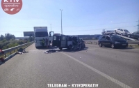 Под Киевом микроавтобус врезался в фуру, есть погибший и травмированные