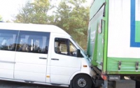 В Крыму столкнулись две маршрутки и грузовик: 12 человек пострадали