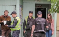 В Киеве малышка жила в квартире с мертвыми родителями (видео)