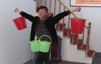 Китаец поднимает ведра с водой с помощью век. (видео)