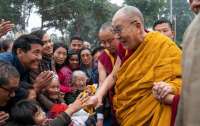 Далай-лама, який цілує хлопчика в губи, збентежив користувачів мережі (відео)