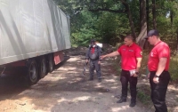 На окраине Киева из фуры вытекла подозрительная жидкость