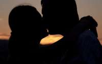 Влюбленную пару оштрафовали на €400 за поцелуй без масок