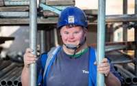 Мужчина с синдромом Дауна впервые стал профессиональным строителем