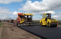 Дорожники латают ямы в три смены