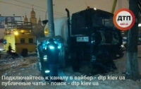 ДТП в Киеве: Пьяный водитель бетоновоза снес автомобили и столбы на Оболони