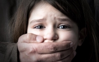 Под Киевом педофил пытался изнасиловать восьмилетнюю девочку