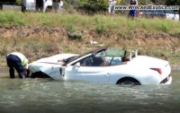 Новенький Ferrari California улетел в озеро (ФОТО)