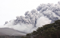 В Японии еще и вулкан начал извергаться