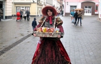 Красавицы со сладостями развлекают гостей Ужгорода