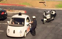 Офицер полиции оштрафовал робомобиль (ФОТО)