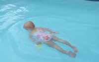 Бесстрашная 16-месячная девочка плавает, как рыба (ВИДЕО)