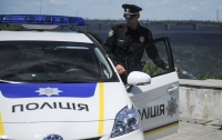В Киеве автомобиль сбил полицейского (видео)
