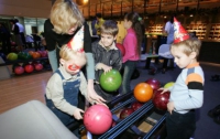 Многодетные семьи Донецкой области провели соревнования по боулингу 
