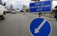 Киевлянин сломал позвоночник, перебегая дорогу (ВИДЕО)