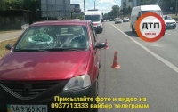 В Киеве хулиганы бросили плиту с моста, пассажиру авто отрезало руку