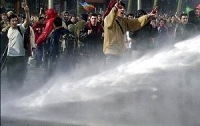 В Брюсселе массовые беспорядки: полиция применяет водометы