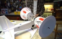 Американец сделал модель самолета из ведерок KFC (видео)