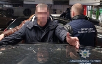 Сотрудников госучреждений в Киеве задержали на крупной взятке