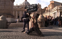 FEMEN показали свои «разницы» Урганту и Цекало (ВИДЕО)