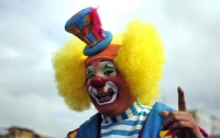 В Великобритании вооруженные клоуны атаковали машину с детьми