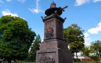 Люди додали написи монументу, присвяченому російському Петру І (фото)