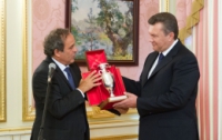 Платини подарил на память Януковичу мини-копию Кубка Европы