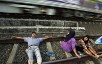 В Индонезии нашли панацею от всех болезней – лечь на железнодорожные рельсы