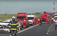 В Румынии на трассе столкнулись сразу 55 авто (видео)