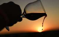 Ученые связали употребление вина с низким риском развития катаракты