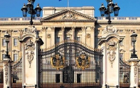 Двое британских студентов пришли жаловаться в Букингемский дворец