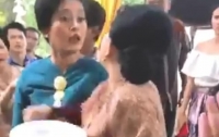 Две женщины не поделили на свадьбе еду (видео)