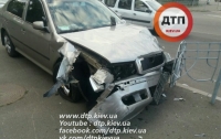 Пьяное ДТП в Киеве: невменяемый водитель Skoda вылетел на тротуар