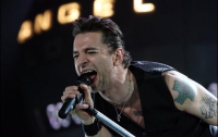 Солисту группы Depeche Mode в уборной поплохело