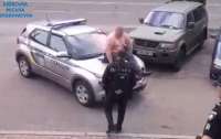 У Києві чоловік заліз на авто поліції та вдарив правоохоронця