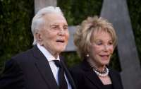 Ему 102, ей — 100, вместе уже 65 лет: история старейшей пары в Голливуде