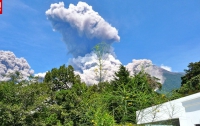 Суицид? На Гватемале люди бегут к дымящемуся вулкану